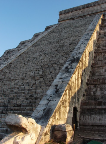 https://qa.yucatan.travel/wp-content/uploads/2019/12/ChichénItzá-CastilloKukulkán-Equinoccio03-scaled-360x487.jpg