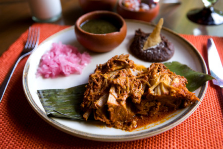 https://qa.yucatan.travel/wp-content/uploads/2020/04/Gastronomía-CochinitaPibil-HaciendaOchil150-450x300.jpg